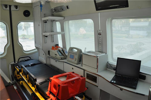 大竹县救护车内部
